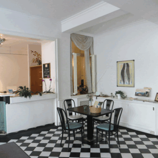 Genussladen mit Lesezimmer