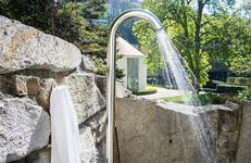 Steindusche im Naturgarten