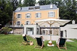 Schwimmbad und Liegewiese