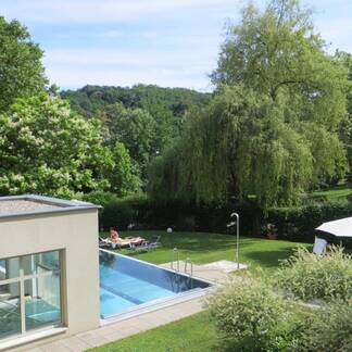 Gartenbad mit Liegewiese