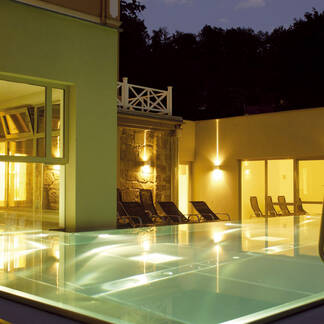 Abendstimmung Schwimmbad Villa