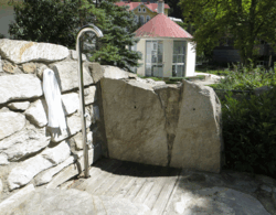 Steindusche im Garten